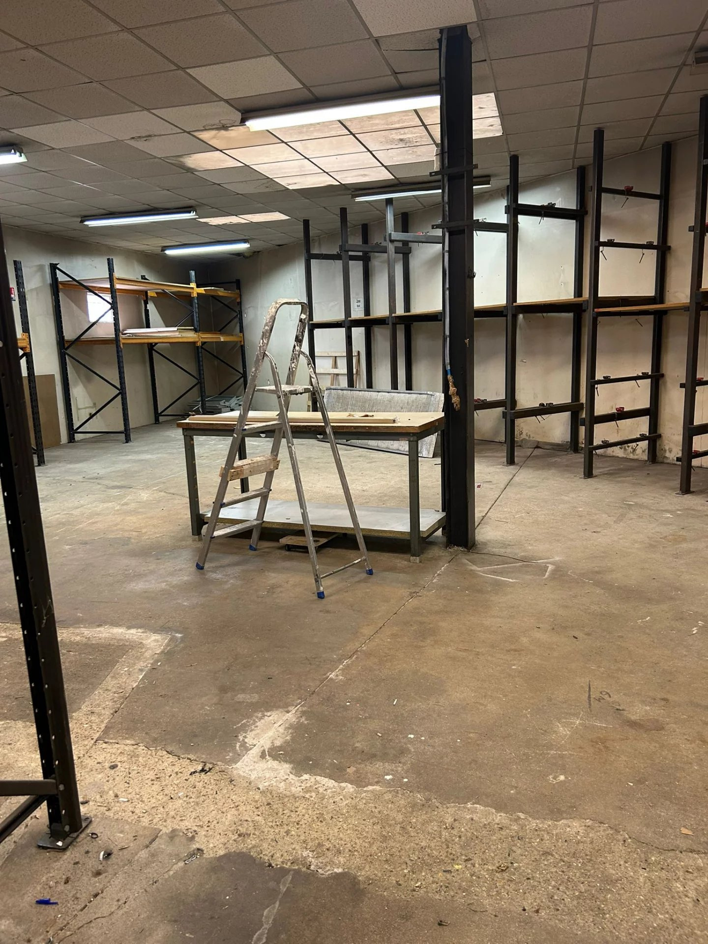 Local commercial à louer à St denis, 8 pièces – photo 1 sur 4